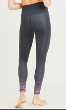 Load image into Gallery viewer, Leopard Ombré Tip leggings

