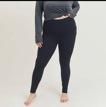 Load image into Gallery viewer, Bodacious Essential Leggings with Mesh Pockets
