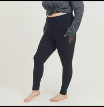 Load image into Gallery viewer, Bodacious Essential Leggings with Mesh Pockets
